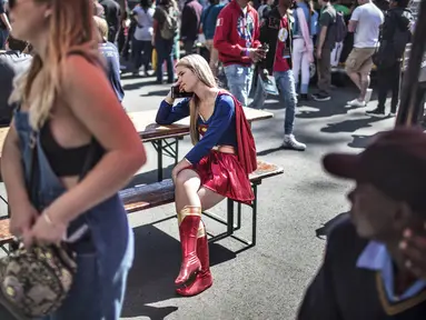 Cosplayer wanita menggenakan kostum superhero Superman saat menghadiri International Comic Con di Kyalami Race Course, Johannesburg, Afrika Selatan (14/9). Comic Con digelar pada tahun 1970. (AFP Photo/Marco Longari)