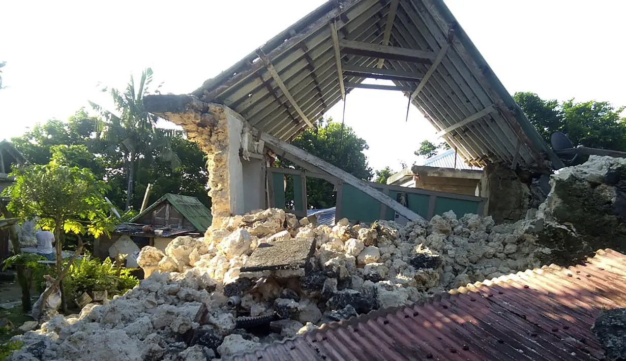 Sebuah rumah rusak setelah gempa kembar berkekuatan magnitudo 5,4 dan 5,9 di Itbayat on Pulau Batanes, Filipina (27/7/2019). Puluhan orang lainnya luka-luka akibat gempa kembar yang terjadi dua kali dalam selisih waktu beberapa jam. (Agnes Salengua Nico via AP)
