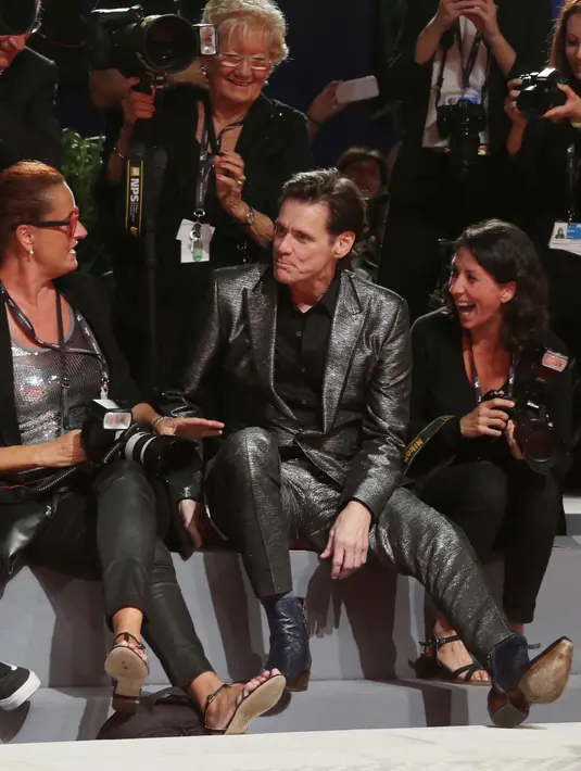 Aktor Jim Carrey berbincang dengan awak media saat menghadiri pemutaran film 'Jim and Andy: The Great Beyond' selama Festival Film Venice ke-74 di Venesia, Italia, (5/9). (AFP Photo/Domenico Stinellis)