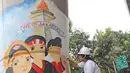 Seorang siswi sedang  membuat mural di bawah Jalan Layang Non-tol Antasari, Jakarta, Sabtu (10/3). Sebanyak 63 tiang akan dilukis mural oleh perwakilan dari SMA dan SMK di Jakarta untuk mempercantik kawasan tersebut. (Liputan6.com/Herman Zakharia)