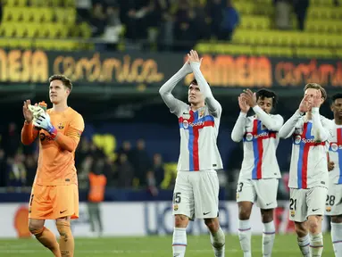 Para pemain Barcelona melakukan selebrasi usai pertandingan melawan Villarreal pada La Liga Spanyol di stadion Ceramica di Villarreal, Spanyol, Senin (13/2/2023). Barcelona menang tipis atas Villarreal dengan skor 1-0. (AP Photo/Alberto Saiz)