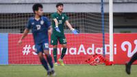 Kiper Timnas Thailand U-19, Chommaphat Boonloet memberikan isyarat untuk menunda pertandingan saat balon berbentuk jerapah memasuki lapangan pada laga perebutan juara ketiga Piala AFF U-19 2022 antara Timnas Vietnam U-19 melawan Timnas Thailand U-19 yang berlangsung di Stadion Patriot Candrabhaga, Bekasi (15/07/2022). (Bola.com/Bagaskara Lazuardi)
