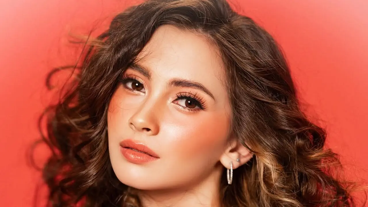 Pesona Richelle Skornicki Pancarkan Aura Mature dengan Makeup Bold dan Rambut Keriting Bervolume