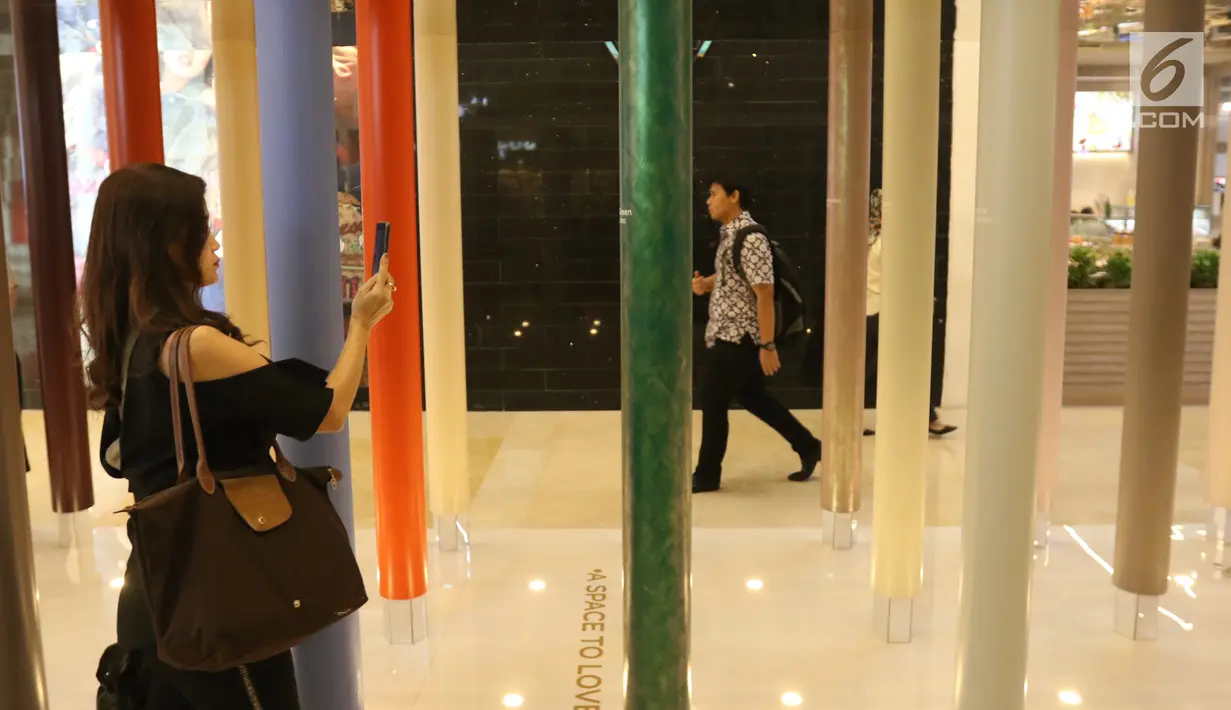 Pengunjung melihat contoh warna Dulux, ColourFuturesTM 2019 di Jakarta, Rabu (16/1). Warna baru tersebut melalui sejumlah penelitian dari para ahli mengenai tren, wawasan dan perilaku konsumen secara global. (Liputan6.com/Angga Yuniar)