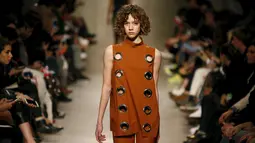 Model mengenakan busana desainer Carolina Machado untuk busana koleksi musim panas/dingin selama Lisbon Fashion Week , Portugal , 11 Maret 2016. (REUTERS / Rafael Marchante)