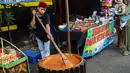 Pengunjung juga dimanjakan dengan beragam atraksi mulai dari atraksi palang pintu, silat Betawi, hingga festival kuliner yang menggugah selera. (Liputan6.com/Angga Yuniar)