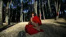 Seorang umat Hindu Nepal berdoa di hutan Changu Narayan selama festival Swasthani Bratakatha, Nepal , (19/2).Selama berlangsung festival para umat akan membacakan kitab suci Hindu Swasthani Brata Katha. (REUTERS / Navesh Chitrakar) 			