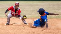 DP. Djoepari dari Papua Barat sliding ke base 2 pada pertandingan kedua babak penyisihan softball putra PON XX Papua antara DKI Jakarta vs Papua Barat di Lapangan Softball Uncen, Kota Jayapura, Rabu (22/09/2021). (Foto : PB PON XX PAPUA/Robertus Pudyanto)