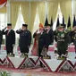 Gubernur Sumut, Edy Rahmayadi, mengenakan baju adat Batak Toba saat mengikuti upacara penurunan Bendera Pusaka Merah Putih