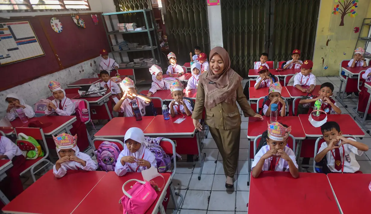 Murid baru kelas satu saat mengikuti pelaksanaan MPLS (Masa Pengenalan Lingkungan Sekolah) di SDN Meruyung, Depok, jawa Barat, Senin, 13 Juli 2007. (KLY/ Arie Basuki)