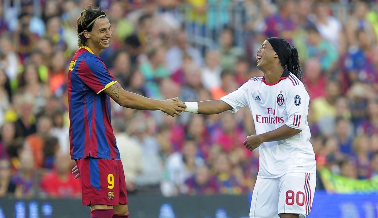 Ronaldinho - Semua penikmat sepak bola dunia tentu mengenal Ronaldinho. Senyuman acap kali ia perlihatkan baik saat dilanggar maupun melanggar pemain lawan. (AFP/Josep Lago)