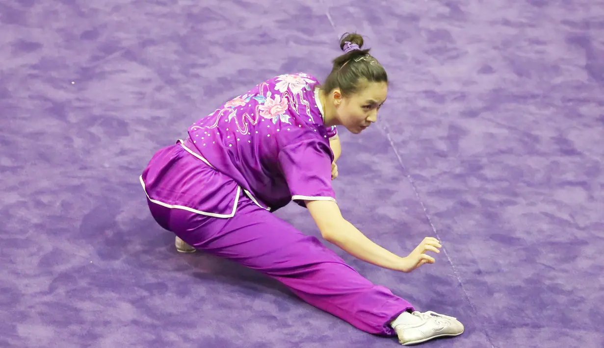 Atlet Wushu Indonesia, Ivana Ardelia saat beraksi, pada Kejuaraan Dunia Wushu 2015 di di Istora Senayan, Jakarta, Minggu(15/11/2015). (Bola.com/Nicklas Hanoatubun)