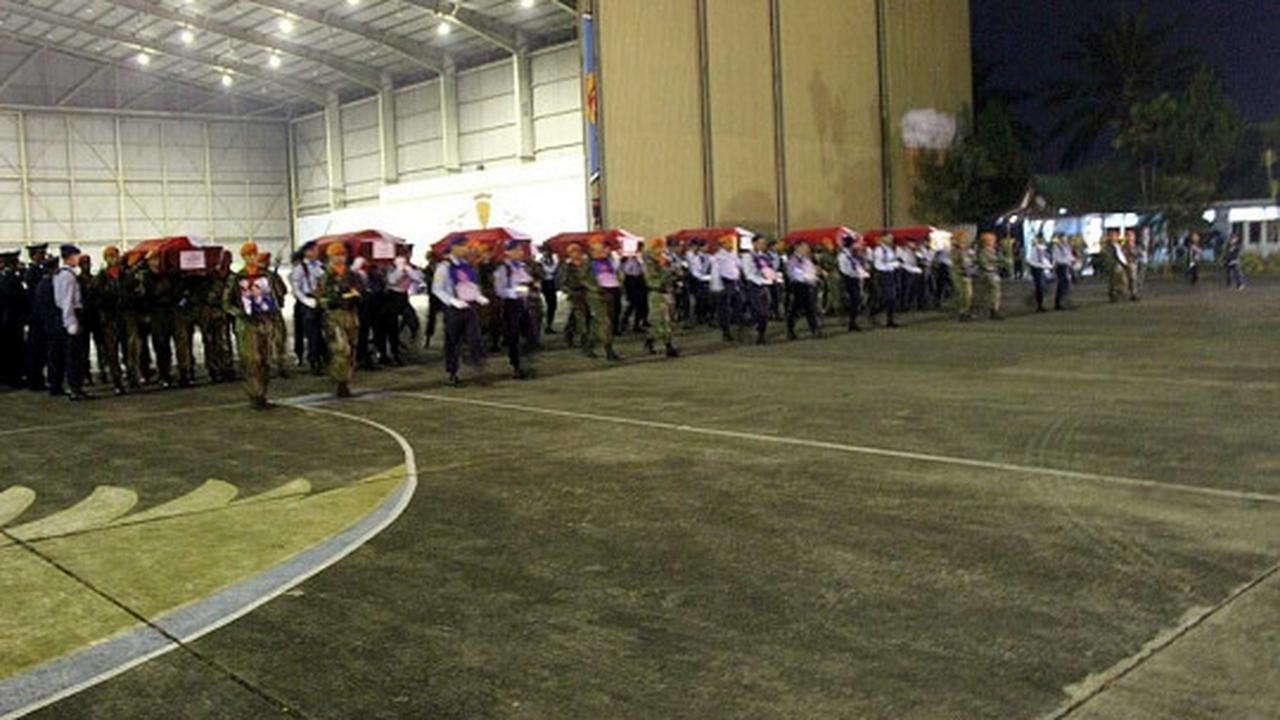 Upacara militer sambut kedatangan jenazah korban Hercules di Malang