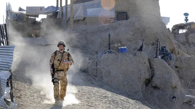 Pangeran Harry berpatroli dalam penugasannya di Afghanistan. Foto diambil pada 2 Januari 2008. (John Stillwell, Pool Photo via AP, File)