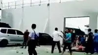 Petugas lapas Pekanbaru membujuk tahanan agar tidak kabur, terekam video. Sementara karangan bunga di Balai Kota masih jadi primadona.