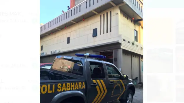 Polisi mendatangi kost B17 untuk menolong dua gadis yang terjatuh dari lantai tiga (Fauzan/Liputan6.com)