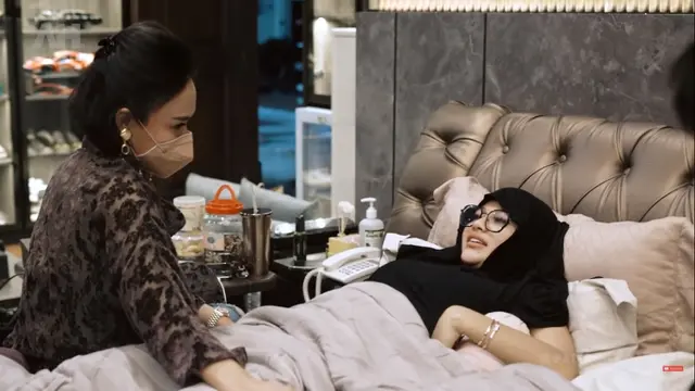 7 Potret Kebersamaan Krisdayanti dan Yuni Shara saat Jenguk Aurel di Momen Lebaran
