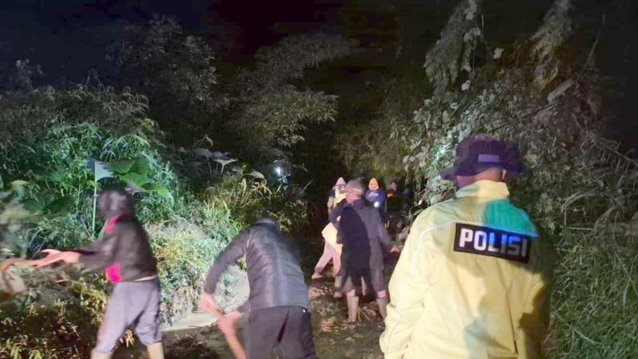 Petugas Gabungan Sigap Tangani Empat Titik Longsor Garut, Jalur Banjarwangi-Singajaya Kembali Normal