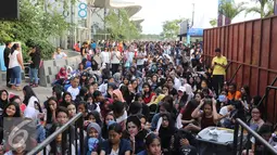 Suasana antrian konser Selena Gomez di ICE BSD CITY, Tanggerang, Sabtu (23/7). Selena Gomez menggelar konser yang bertajuk "REVIVAL TOUR" di ICE BSD CITY yang akan di mulai jam 20.00. (Liputan6.com/Herman Zakharia)