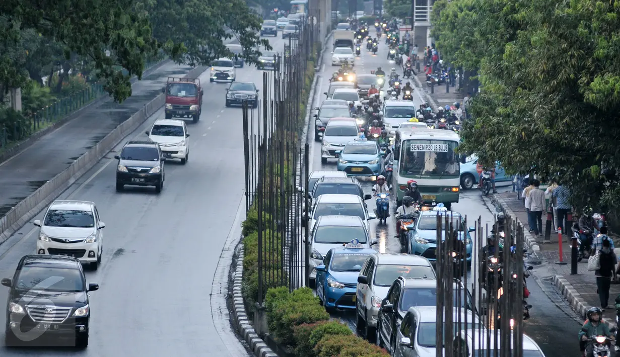 Sejumlah kendaraan melintas di Jalan Rasuna Said, Kuningan, Jakarta, Jumat (6/1). Revisi Pergub No.149 tahun 2016 tentang pengendalian Lalu Lintas dengan Jalan Berbayar Elektronik atau ERP ini ditargetkan akan selesai 2 pekan. (Liputan6.com/Yoppy Renato)