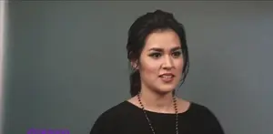 Ternyata Raisa merupakan selebriti yang senang menghadiri sebuah bazaar. Ia mengaku sering mencari baju dan makanan yang unik dalam sebuah bazaar.