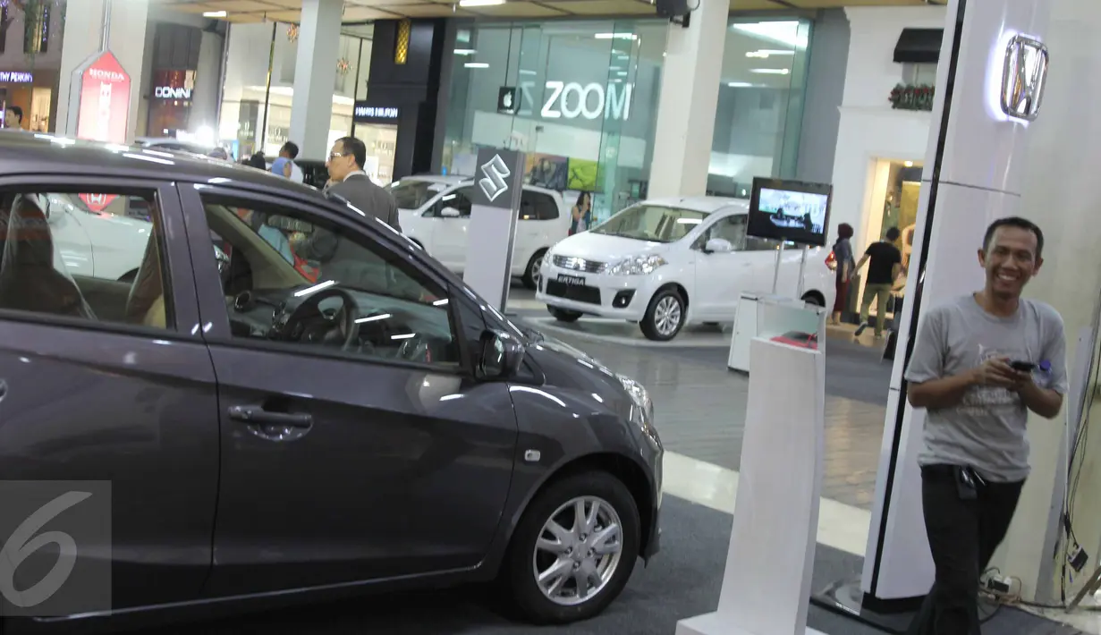 Produk mobil yang diikutsertakan pada pameran kendaraan di salah satu pusat perbelanjaan di Bandung, Sabtu (27/6/2015). Bank Indonesia (BI) menerbitkan aturan pelonggaran uang muka/DP untuk kredit kepemilikan kendaraan bermotor (Liputan6.com/Helmi Afandi)