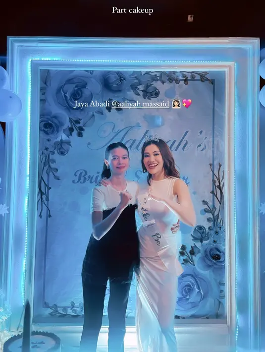 Outfit simple ini dipadukan dengan Chanel Black Patent Leather Logo Chain Loafers seharga Rp25jutaan [@yukikt]