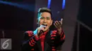 Finalis D Academy 3 asal Majene, Ical saat menyanyikan lagu di Panggung Kemenangan di Studio 5 Indosiar, Jakarta, Sabtu (28/5). Ical unggul pengumpulan polling sms 54.8% dari finalis asalPontianak, Weni. (Liputan6.com/Helmi Fithriansyah)