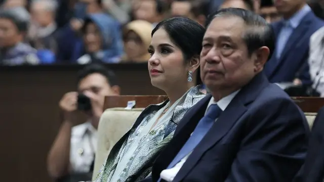 AHY Terima Gelar Doktor dengan Predikat Cumlaude, Annisa Pohan Tampil Cantik dengan Kebaya Hijau Sage