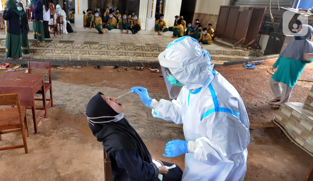 Santri melakukan swab test di Pondok Pesantren Baitul Hikmah, Bojongsari, Depok, Jawa Barat, Kamis (12/11/2020). Pengelola pesantren bekerja sama dengan GTPPC Kota Depok dan RS UI melakukan swab test massal terhadap puluhan santri dan pengasuh pondok pesantren. (merdeka.com/Arie Basuki)