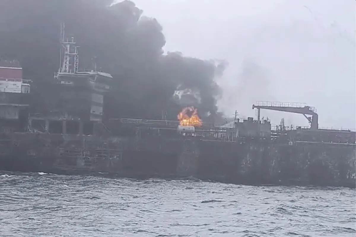 Dalam gambar yang diambil dari video Denys Mezentsev, kru penyelamat bekerja di lokasi setelah sebuah kapal kargo ditabrak oleh sebuah kapal tanker yang membawa bahan bakar jet untuk militer AS di lepas pantai timur Inggris, Senin, (10/3/2025).