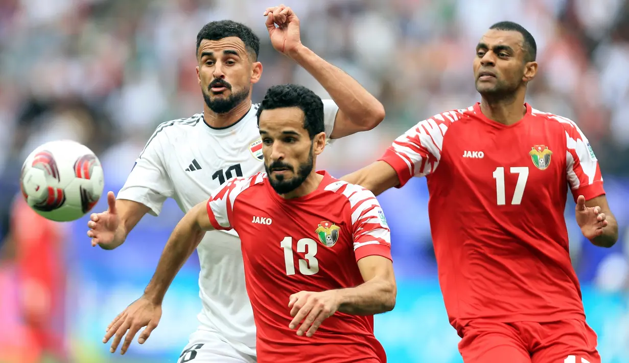 Kedua tim jual-beli serangan sejak awal pertandingan. Yordania memecah kebuntuan memasuki injury time. (AP Photo/Hussein Sayed)