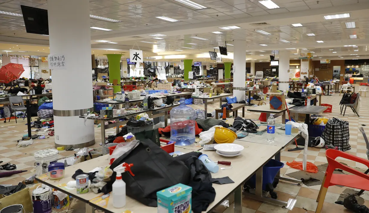 Barang-barang milik pengunjuk rasa ditinggalkan di kafetaria Universitas Politeknik di Hong Kong (21/11/2019). Pihak kepolisian Hong Kong telah berhasil menangkap ratusan demonstran yang berada di kampus ini. (AP Photo/Vincent Thian)