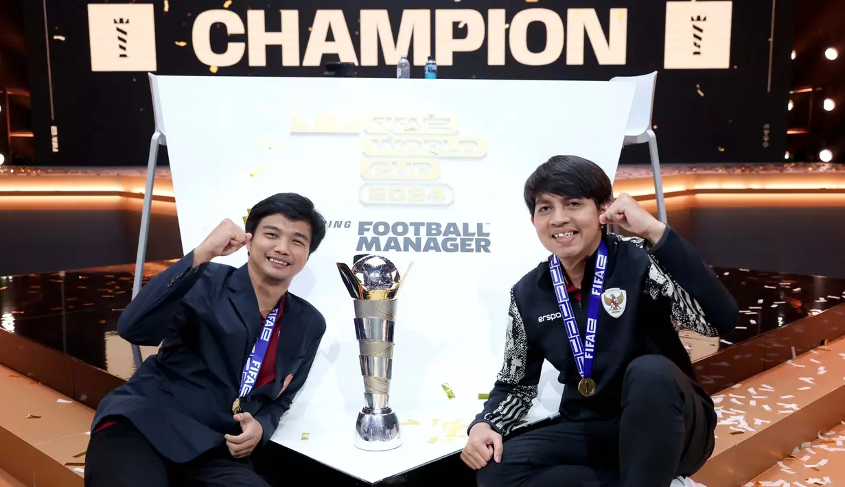 Tim Indonesia yang diwakili Ichsan Rahmat Taufiq sebagai manajer dan Budi Muhamad Manar Hidayat sebagai asisten berfoto bersama usai menjuarai FIFAe World Cup Football Manager 2024 di Liverpool, Inggris. (Dok. FIFAe)
