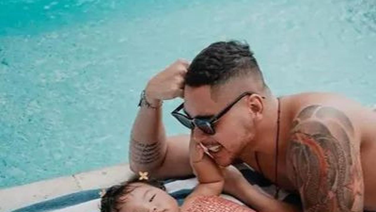 Krisjiana memiliki penampilan yang macho dan tegas, tetapi dia juga  tipe orang yang sangat sayang keluarganya.