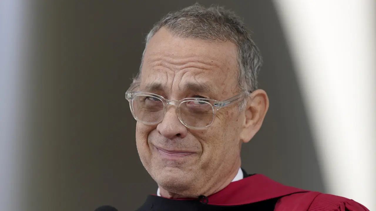 Tom Hanks dapat gelar kehormatan dari Harvard. (AP Photo/Steven Senne)