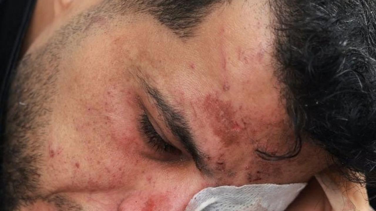 Ashraf pun tak bisa menahan air matanya yang terus mengalir deras. Foto: Mohammed ABED / AFP<br>