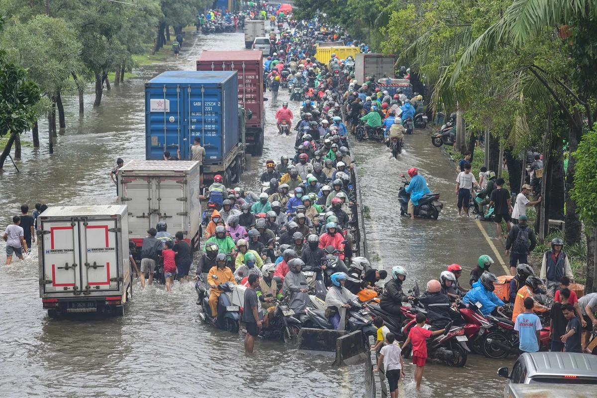 FOTO: Ratusan Pemotor Antre Menembus Banjir di Jalan Daan Mogot Jakbar