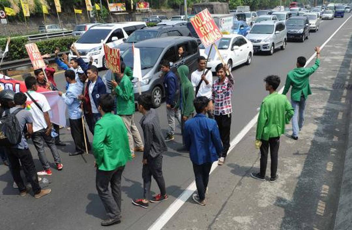 Tolak RUU Kamnas, mahasiswa bakar ban dan blokir jalan