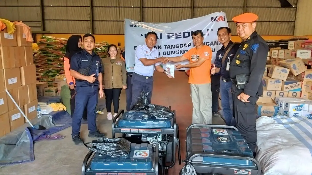 Asisten Meneger Humas PT KAI Daop 9 Jember, Tohari menyerahkan langsung bantuan genset ke pos pengungsian APG Gunung Semeru di Lumajang (Istimewa)