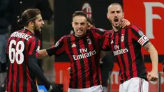 Pemain AC Milan, Giacomo Bonaventura berselebrasi dengan timnya setelah mencetak gol ke gawang Sampdoria dalam lanjutan pertandingan Serie A di San Siro, Minggu (18/2). AC Milan menundukkan tamunya Sampdoria dengan skor tipis 1-0. (AP/Antonio Calanni)