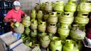 Pekerja menyusun Gas 3 kilo di Pangkalan Elpiji 3 kilo di Jalan Munawarman, Ciputat, Tangerang Selatan, Banten, Senin (16/1/2023). Sejumlah pekerja pangkalan elpiji belum mengetahui uji coba pembelian elpiji subsidi menggunakan KTP. Sejauh ini, Kementerian ESDM bersama Pertamina masih melakukan uji coba pembelian elpiji 3 kg dengan menunjukkan KTP di lima kecamatan, yakni Cipondoh di Kota Tangerang, Ciputat di Tangerang Selatan, Ngaliyan di Semarang, Batu Ampar di Batam, dan Kecamatan Mataram di Mataram. (merdeka.com/Arie Basuki)