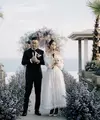 Setelah mengadakan akad nikah dengan nuansa Jawa klasik. Maudy dan Jesse pun menggelar resepsi pernikah bergaya modern terlihat dari pakaiannya. @maudyayunda