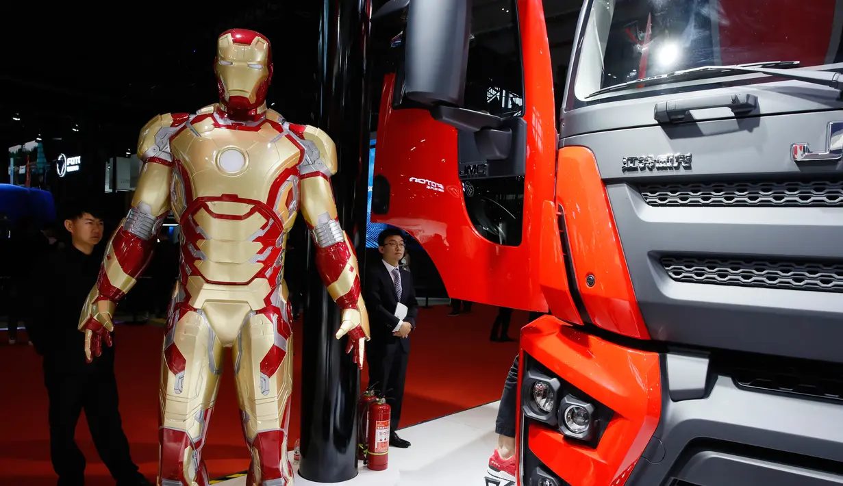 Karakter Iron Man ditampilkan untuk mempromosikan truk buatan produsen mobil China JMC sebelum pameran Auto Shanghai 2017 di National Exhibition and Convention Center di Shanghai, China (19/4). (AP Photo/Ng Han Guan)