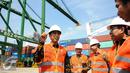 Presiden Jokowi meninjau New Priok Container Terminal (NPCT) 1, Pelabuhan Tanjung Priok, Jakarta, (13/9). Terminal diproyeksikan dapat melayani kapal petikemas berkapasitas I3.000-15.000 TEUs dengan bobot di atas 150.000 DWT. (Liputan6.com/Faizal Fanani)