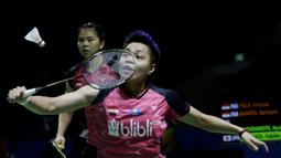 Pasangan Indonesia, Greysia Polii/Apriyani Rahayu, saat melawan wakil Jepang, Ayako Sakuramoto/Yukiko Takahata pada Indonesia Open 2019 di Istora, Jakarta, Selasa (16/7). Pasangan Indonesia menang 21-15, 21-16. (Bola.com/M Iqbal Ichsan)