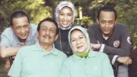 Mantan Gubernur Jatim Basofi Soedirman bersama keluarga. (bumipanorama)