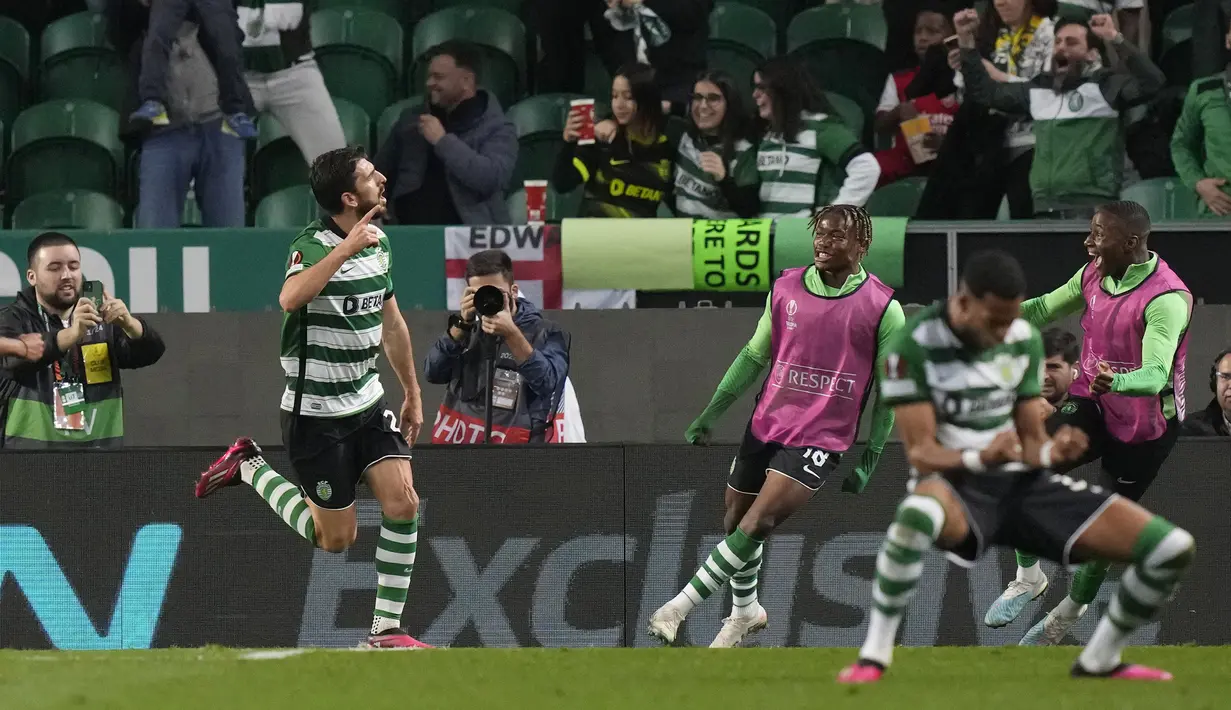 Pemain Sporting CP, Paulinho (kiri) merayakan gol kedua timnya ke gawang Arsenal pada laga leg pertama Liga Europa 2022/2023 di Jose Alvalade Stadium, Lisbon, Jumat (10/03/2023) dini hari WIB. Laga berakhir dengan skor imbang 2-2. (AP Photo/Armando Franca)