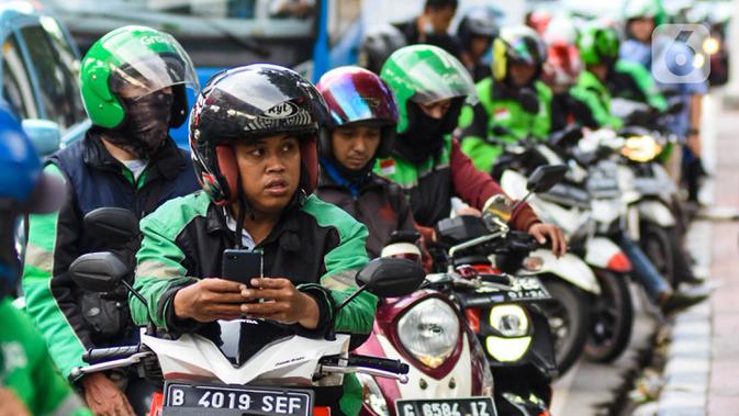 Ojek online menunggu penumpang di Jakarta, Kamis (20/2/2020). Kementerian Perhubungan sedang menggodok kenaikan tarif ojek online. (Liputan6.com/Angga Yuniar)