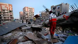 Tim penyelamat mencari korban usai gempa berkekuatan 7.3 SR menghantam di Sarpol-e Zahab, Provinsi Kermanshah, Iran, (13/11). Gempa dahsyat di perbatasan Irak-Iran ini menewaskan ratusan orang dan melukai 1.600 lainnya. (Pouria Pakizeh/ISNA via AP)